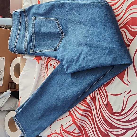 Old Navy Mid-Rise Pop Icon Distressed Skinny Jeans *Size 4Long*. *Barly Worn* - Picture 5 of 9